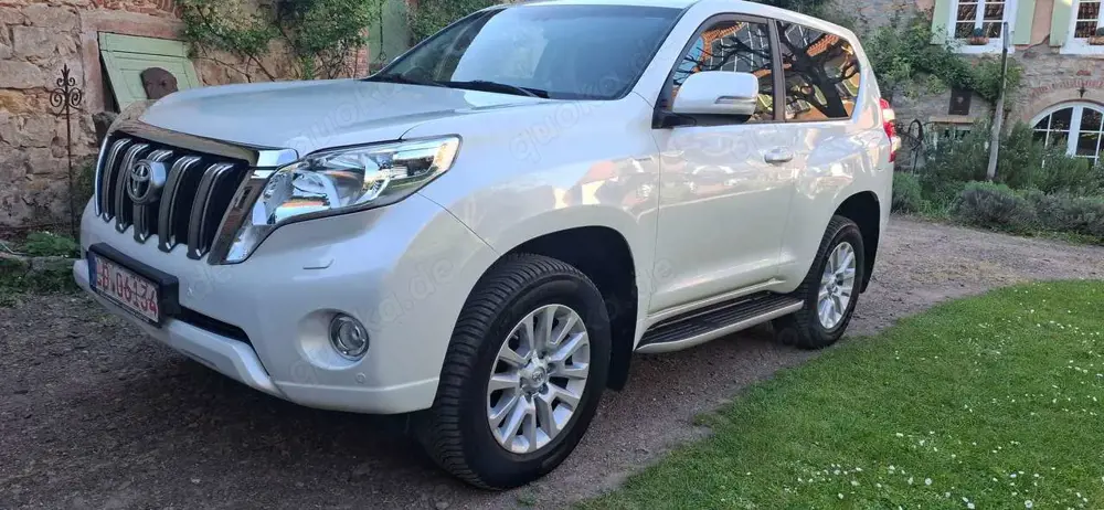 Toyota Land Cruiser 2.8 D-4D EXE AUTOM NAVI LEDER AHK TOP 1.HAND!