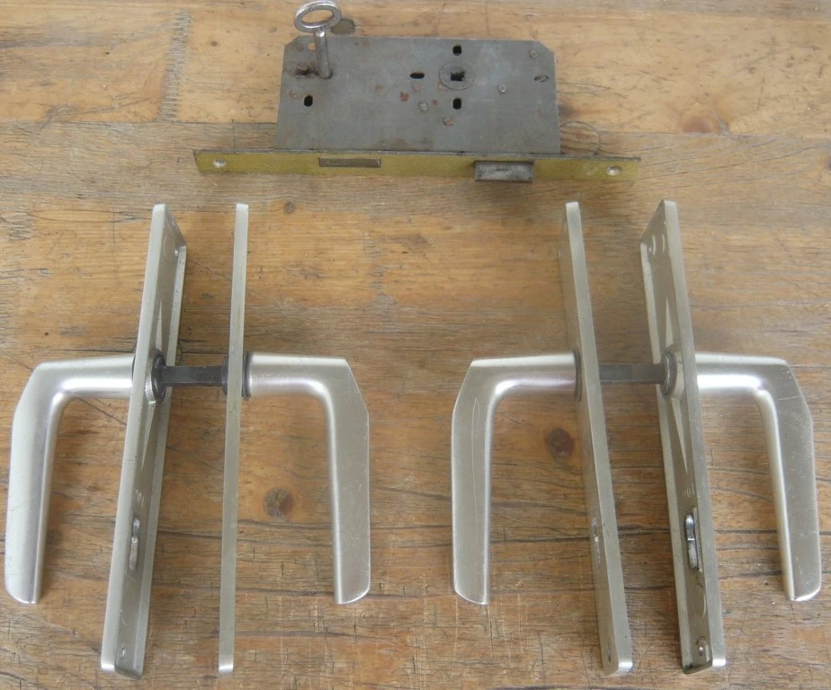 2 Paar Alu Türdrücker mit Schild Buntbart 1 Einsteckschloss