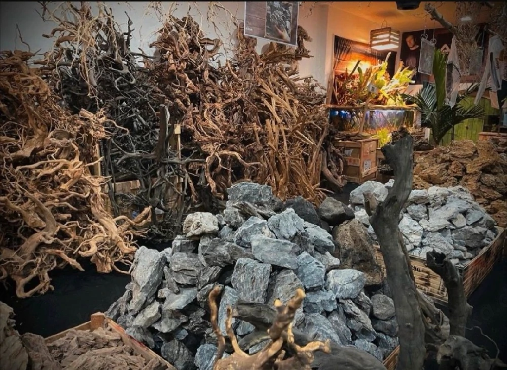 Futtertiere, Holz , Wurzeln , Steine
