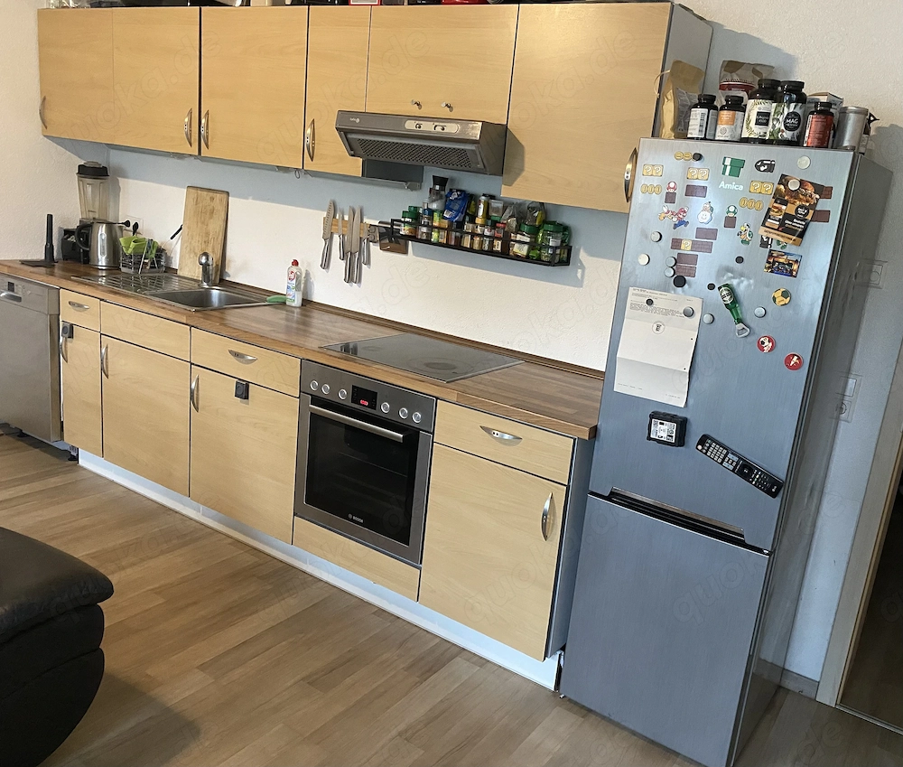 Küche mit Kühlschrank