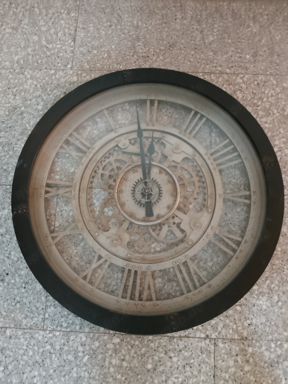 Große Runde Uhr in schwarz 
