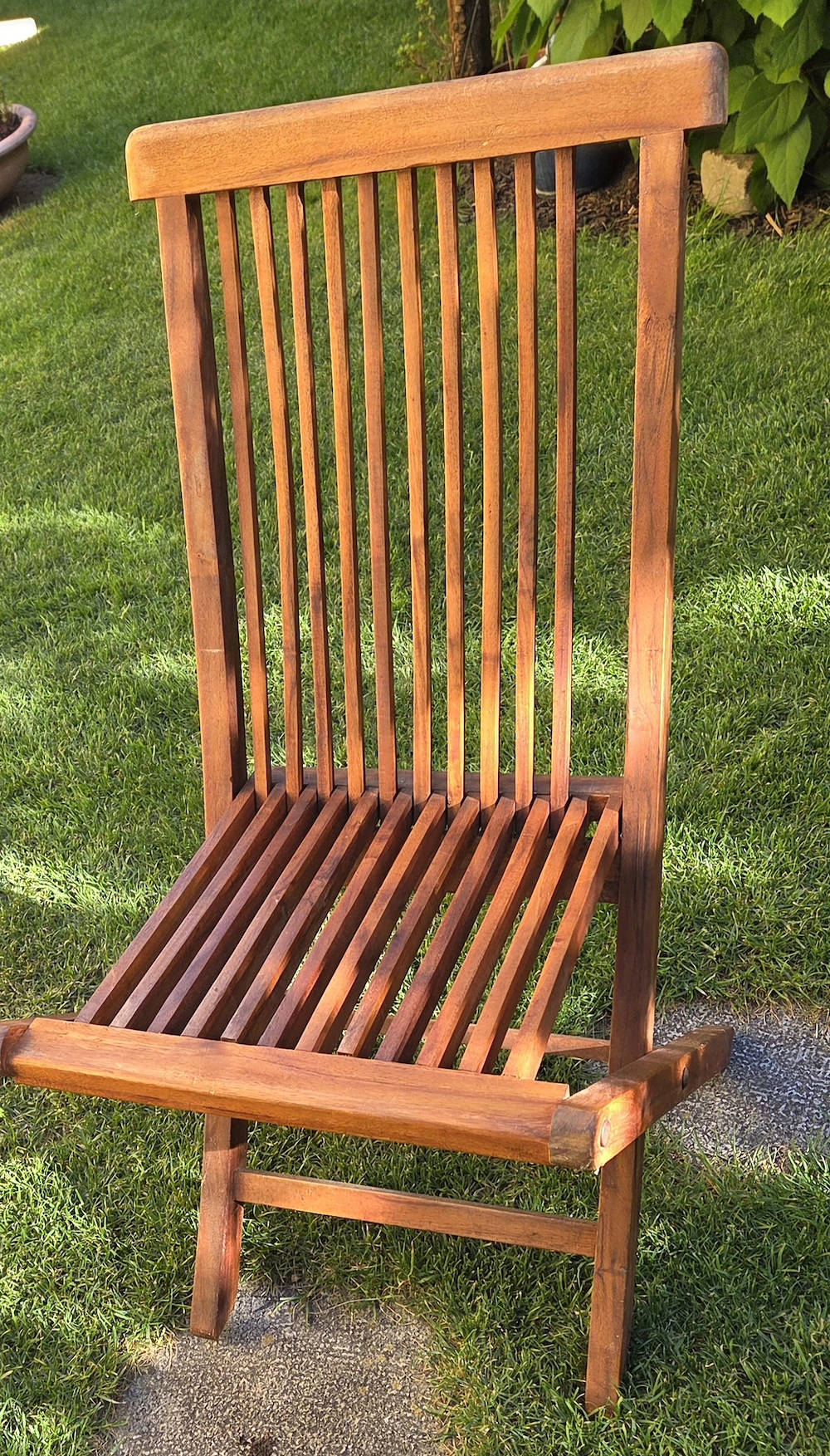 Sehr gut erhaltender Gartenstuhl aus Teakholz, kaum benutzt