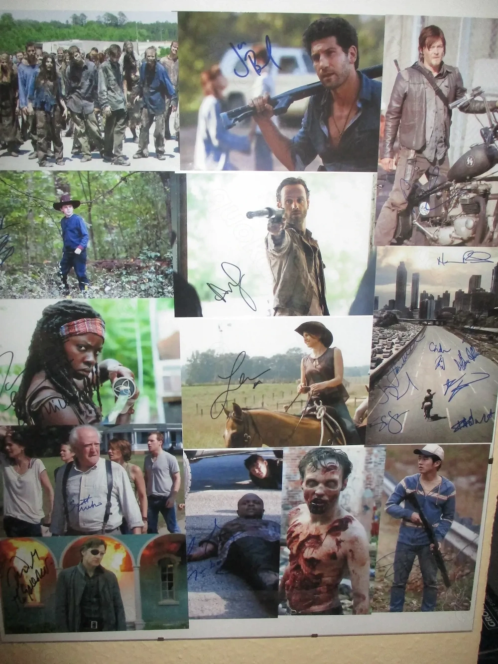 2 x The Walking Dead Zombie super Bilder im Bilderrahmen anschauen