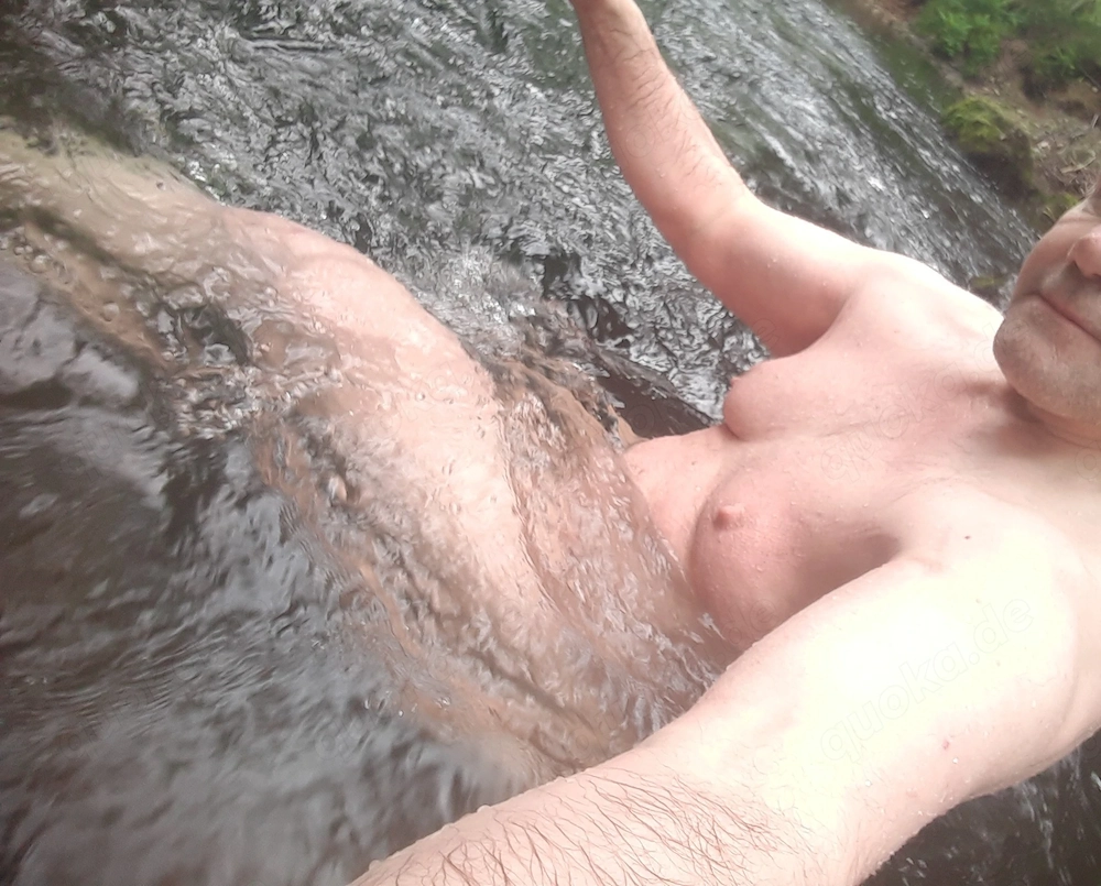 Nacktbaden im Wald 
