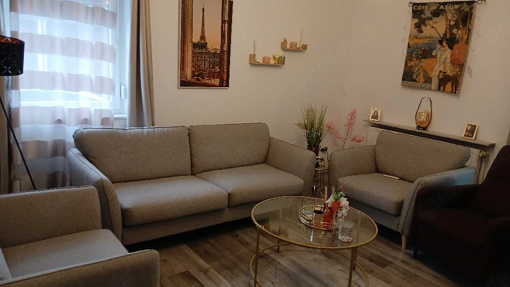 Schrank und Sofas und Bett und TV-Tisch