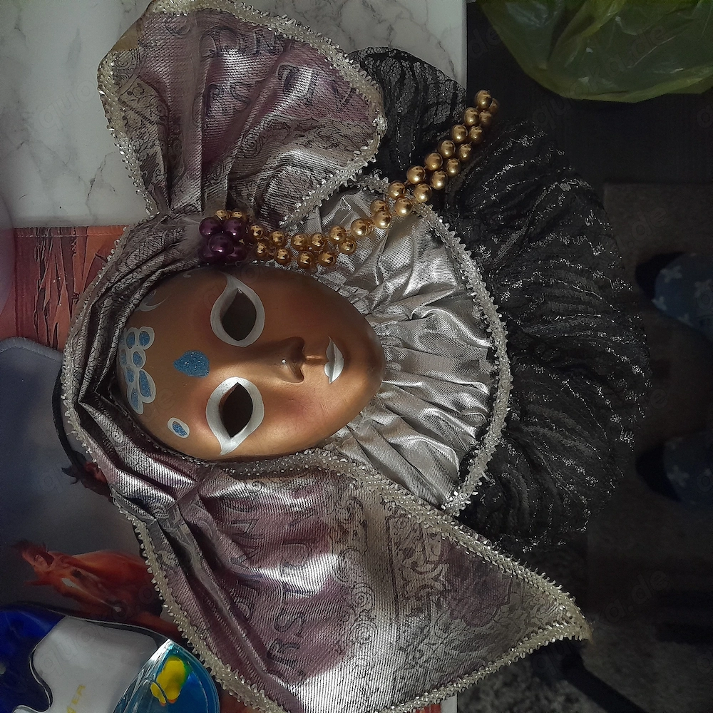 2 Deko Masken Gesichter zu verkaufen 