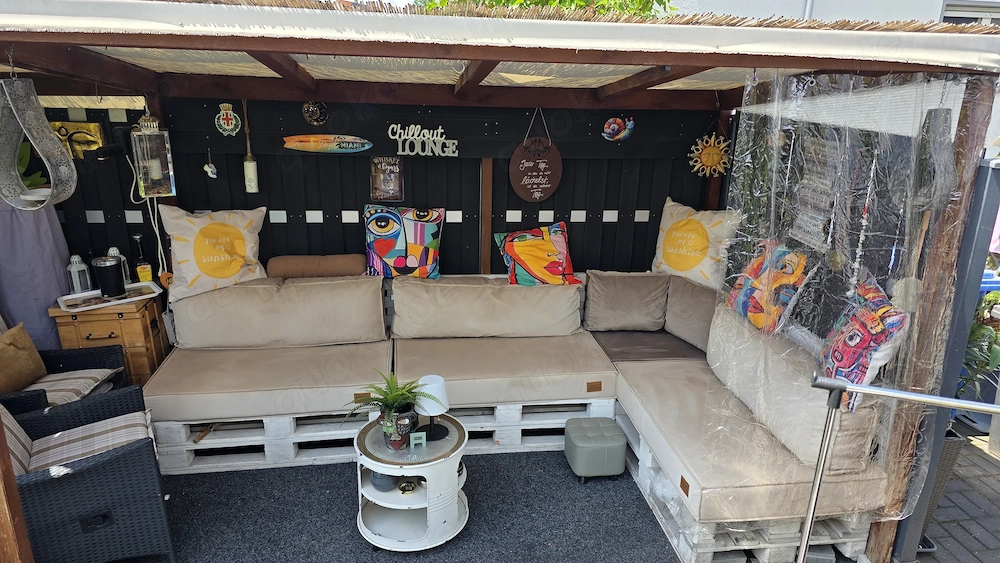 Lounge mit Polster aus Europaletten 