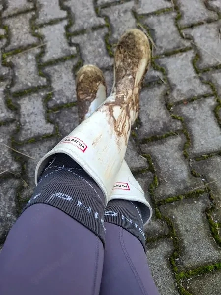 Dreckige Reitstiefel oder Hunter Gummistiefel