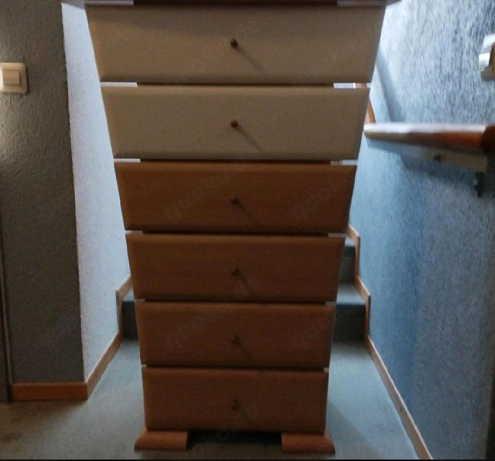 Grosse Kommode aus Holz 