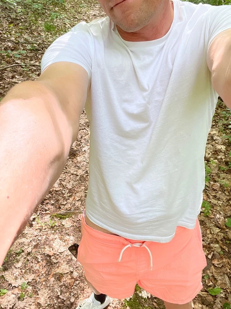 22.5. 15Uhr Welche spontane Dame mag nackten Kerl mit Riesenlatte... erwische mich beim Jerking