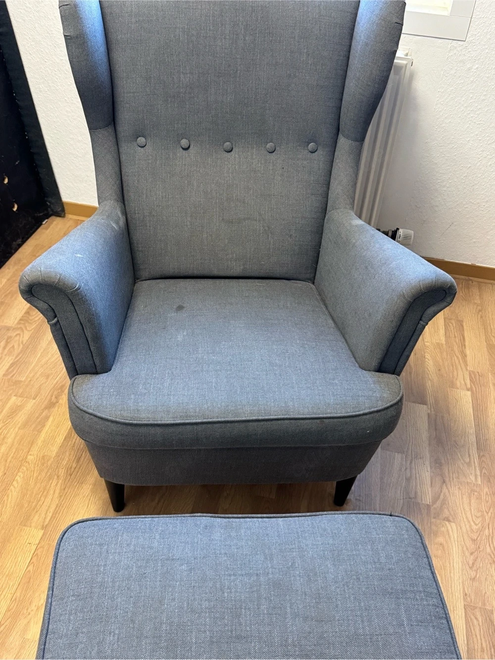 Ikea Ohrensessel mit Hocker