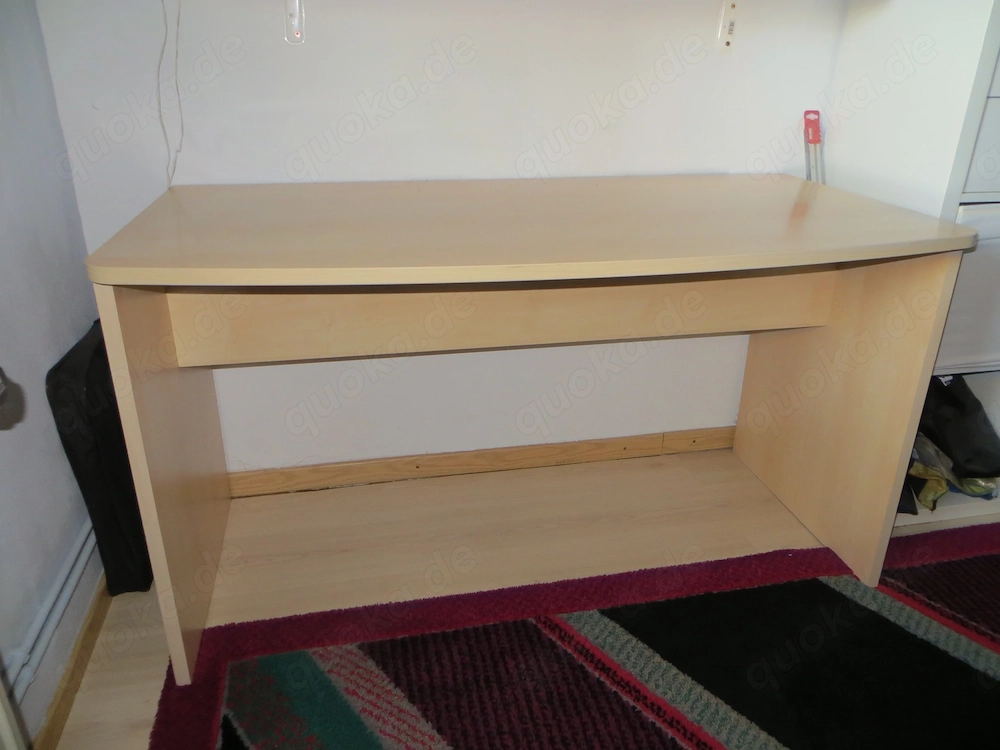Schreibtisch 130 cm x 72 cm x76 cm.