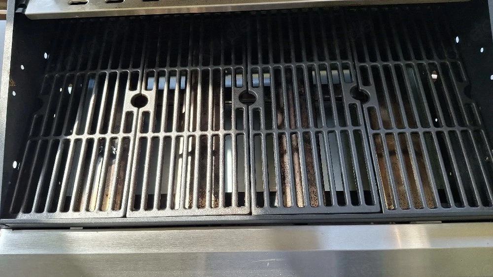 Gasgrill mit 4 Brenner 