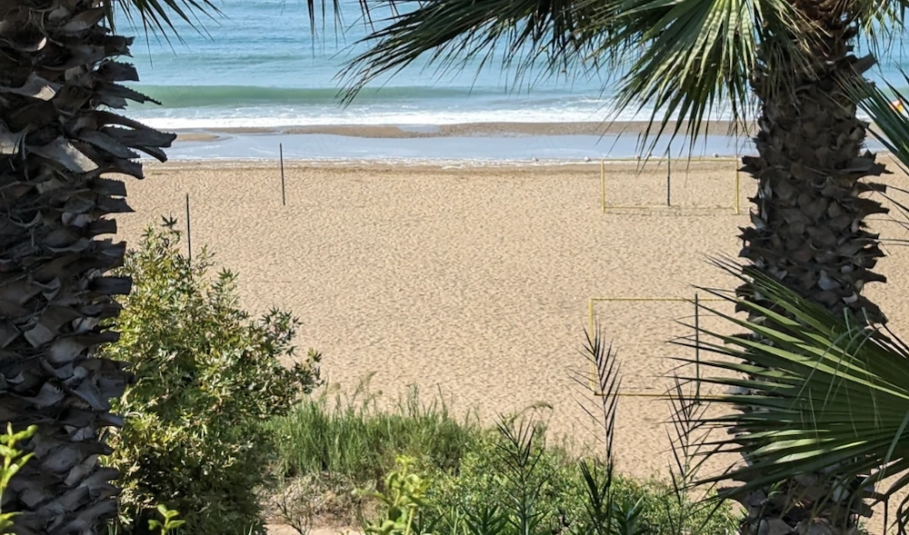 FKK Baden mit neugierigen Menschen 