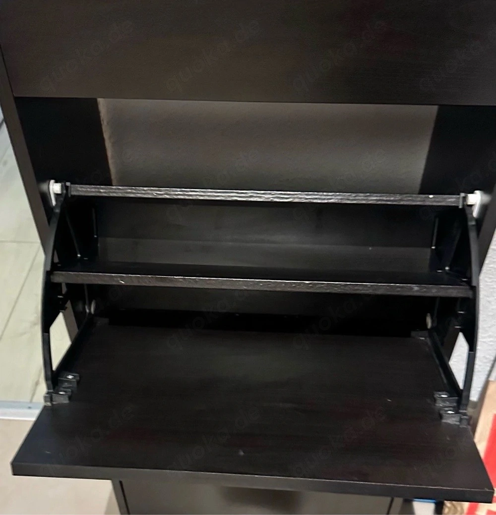 Schuhschrank in braun mit mehreren Fächern.
