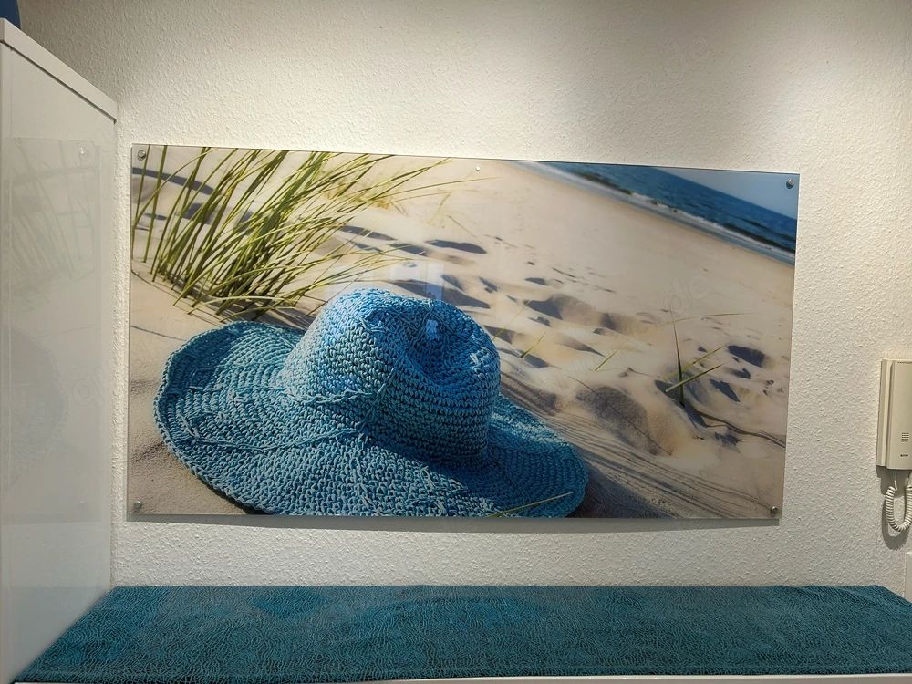 Acrylglasbild Strandszene mit Sonnenhut