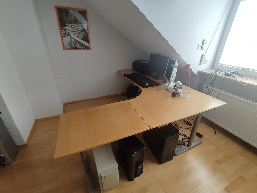 Bürotisch L-Form, höhenverstellbar mit Kabelmanager