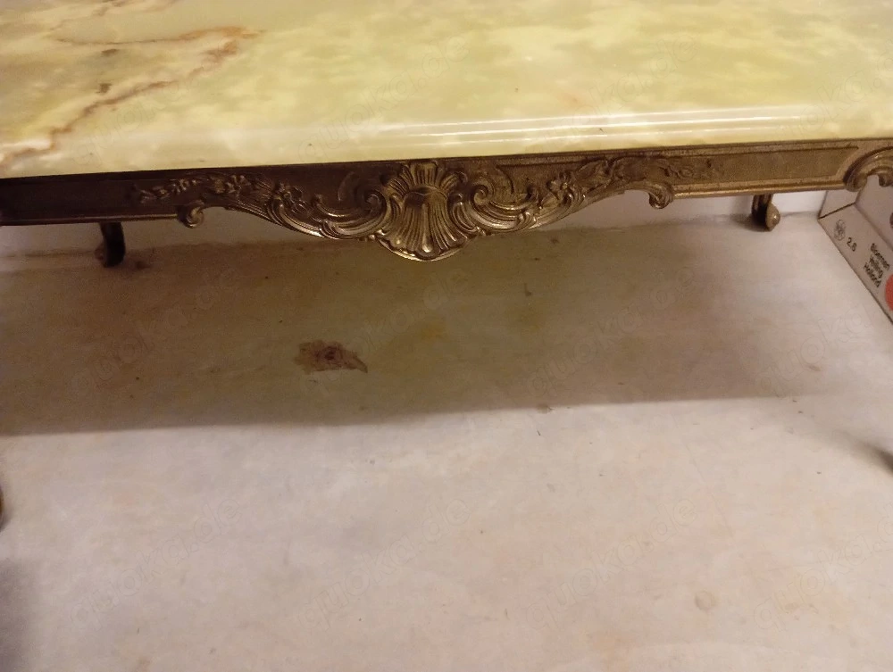Tisch mit Steinplatte