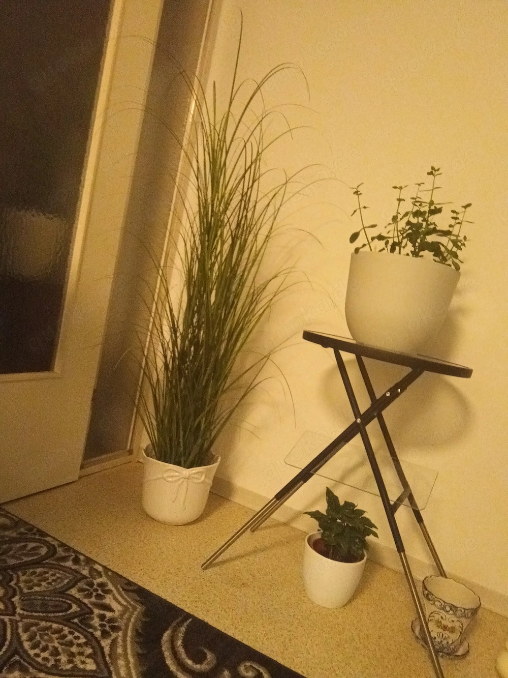 Mehrere künstliche Pflanzen mit vase