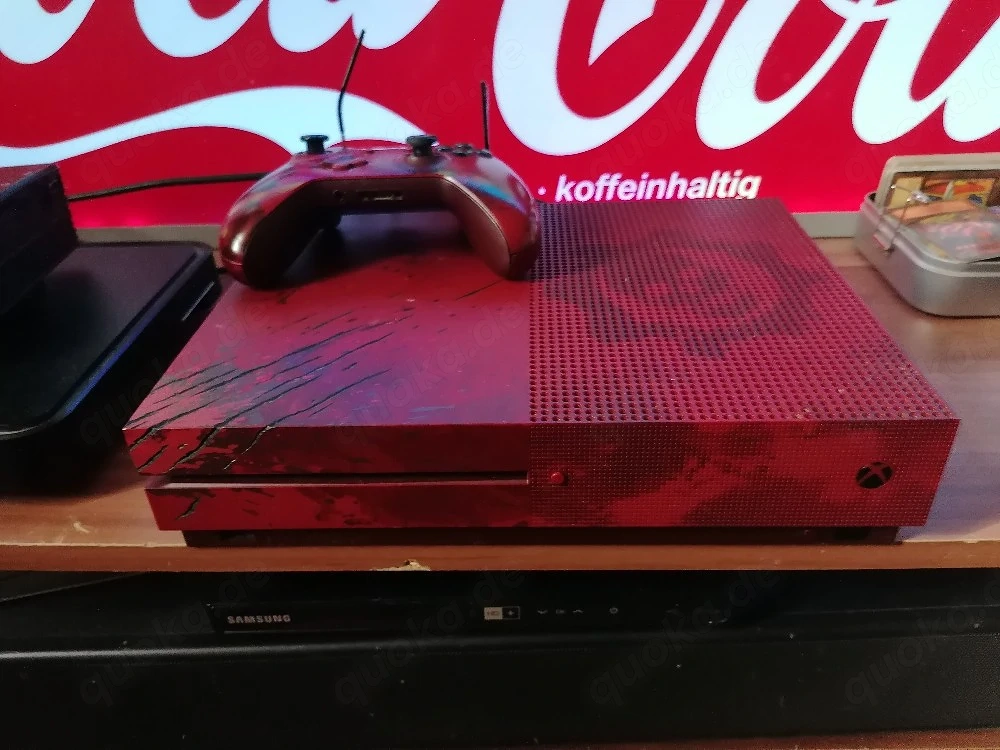 X-Box one special etition in rot mitt einem Totenkopf auf der Konsole 