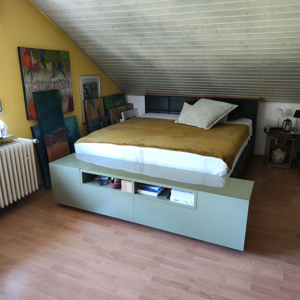 Doppelbett und Lowboard