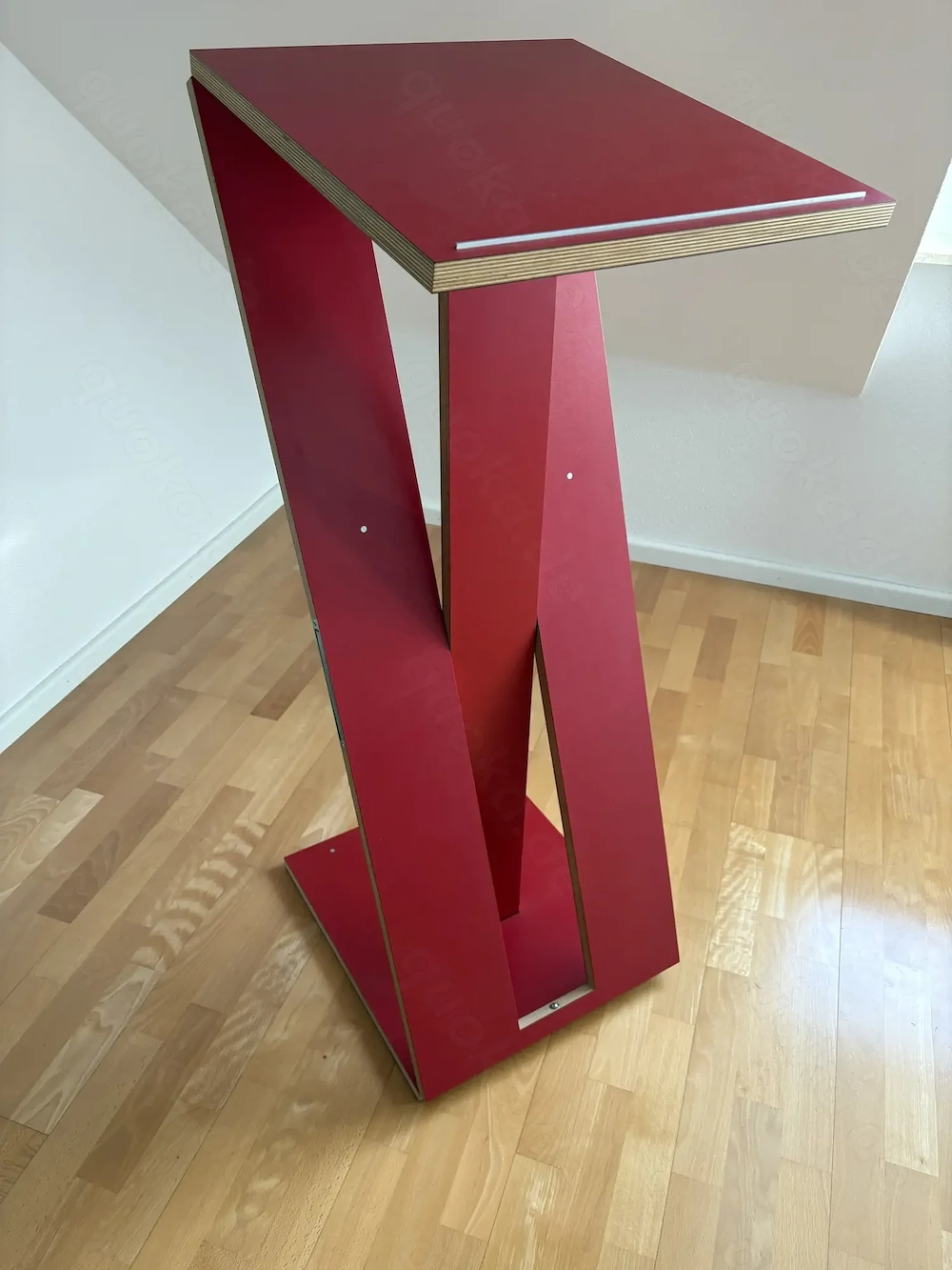 Stehtisch aus Holz - Designerstück in rot