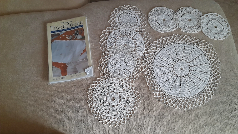 Tischdecke + 8 Deckchen