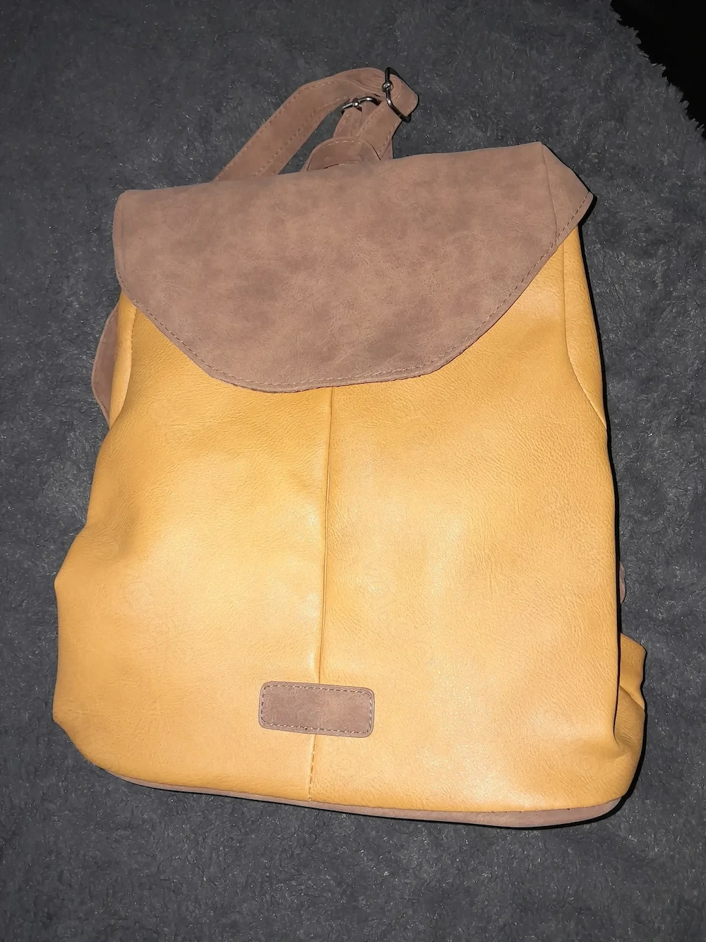  Neuer ockerfarbener Rucksack aus Glattlederart mit hellbraunen Details in Wildlederart 