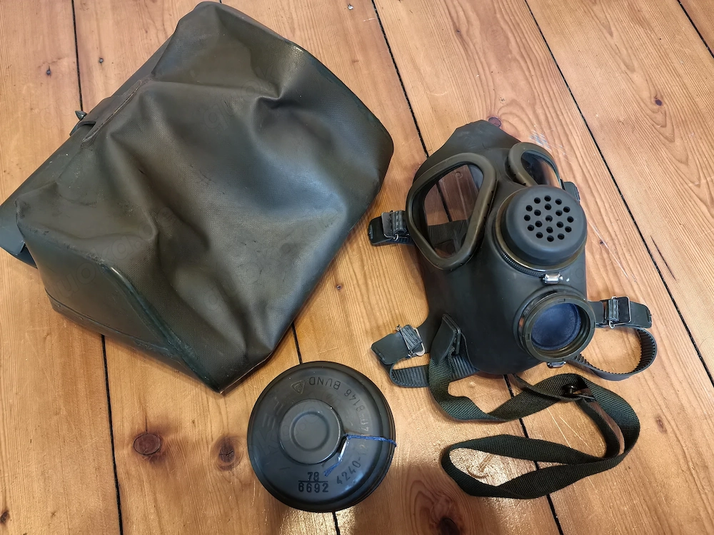 Militaria Bundeswehr Gasmaske mit Filterpatrone und Feldtasche