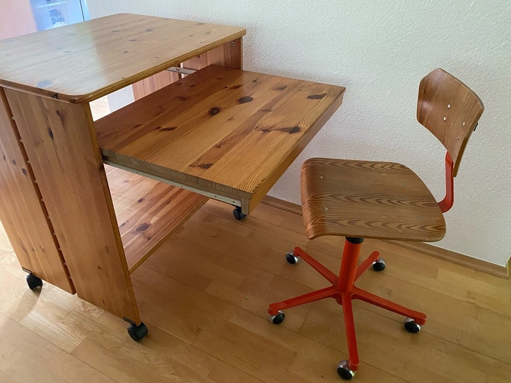 Retro - Computertisch mit Schreibtischstuhl in Orginallackierung
