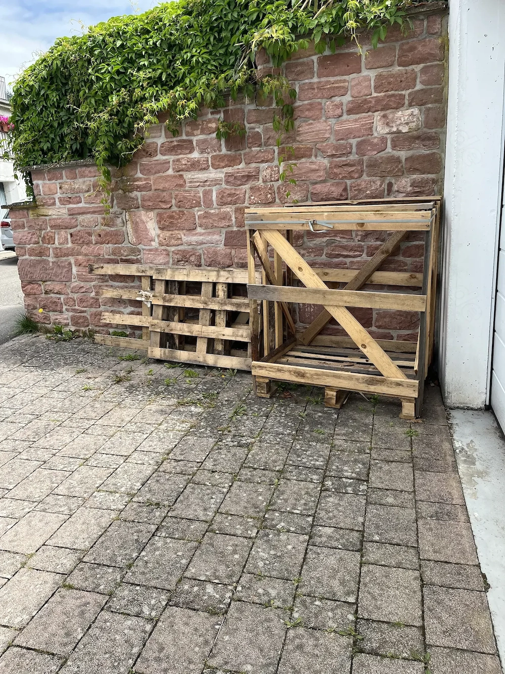 Holzverschläge, Einwegpaletten, Berg Bretter, alles kostenlos