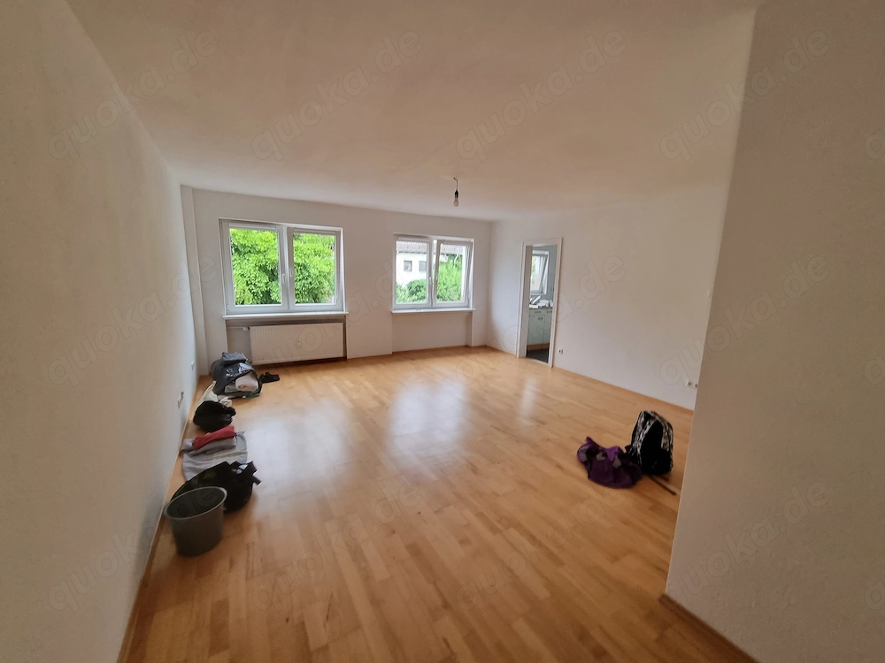 Schöne und helle 1-1,5 Zimmer Wohnung in der Kurhessenstraße mit Mitbenutzung eines großen Gartens