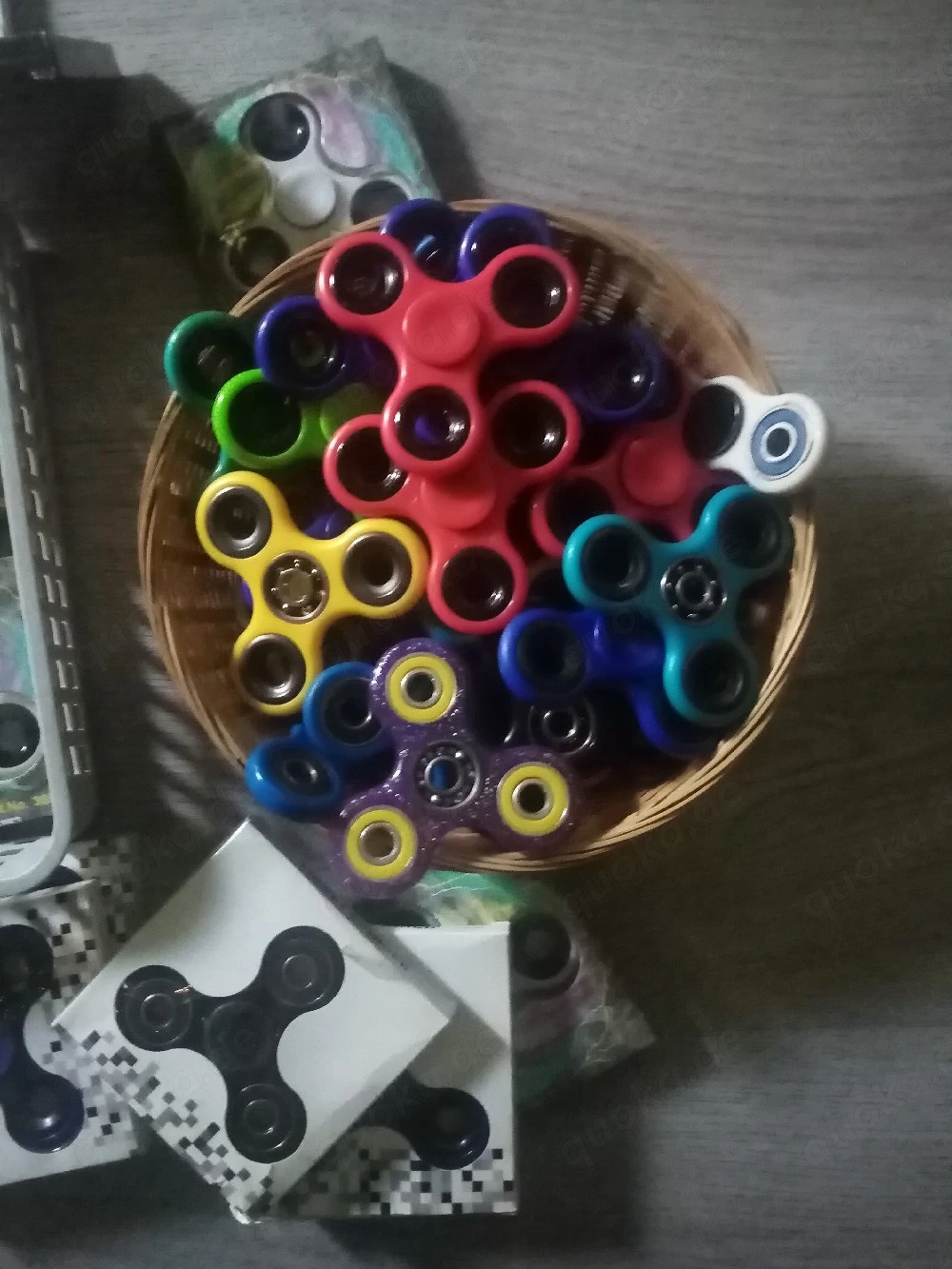 2 Körbe mit Fidget Spinner 