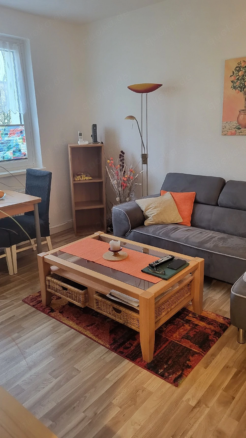 Glastisch und hinten der Schrank zu verkaufen 