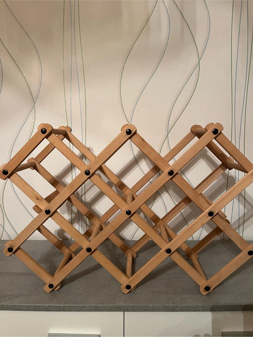Stilvolles Weinregal aus Holz