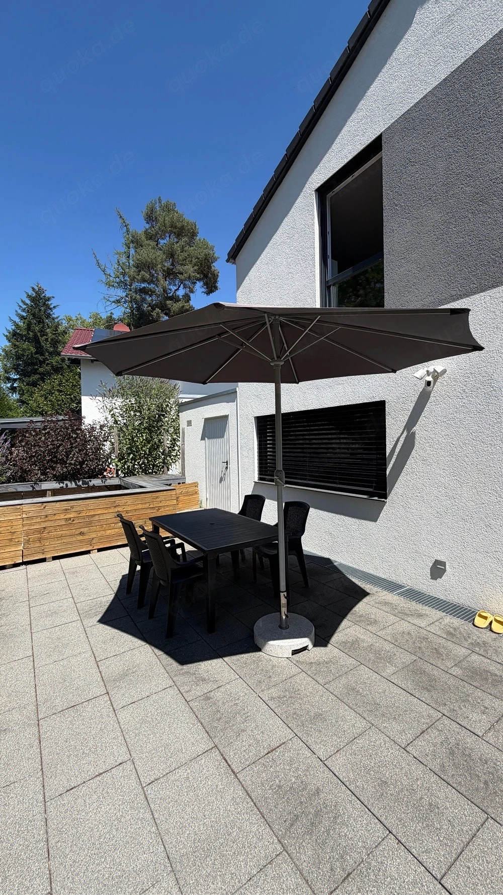 Moderner Gartentisch mit 4 Stühlen + großer Sonnenschirm   sehr guter Zustand