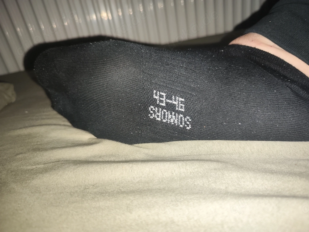 Suche jemanden der meine Füße leckt!
