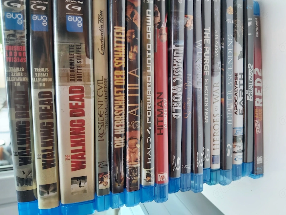 Kiste mit DVD und Bluray