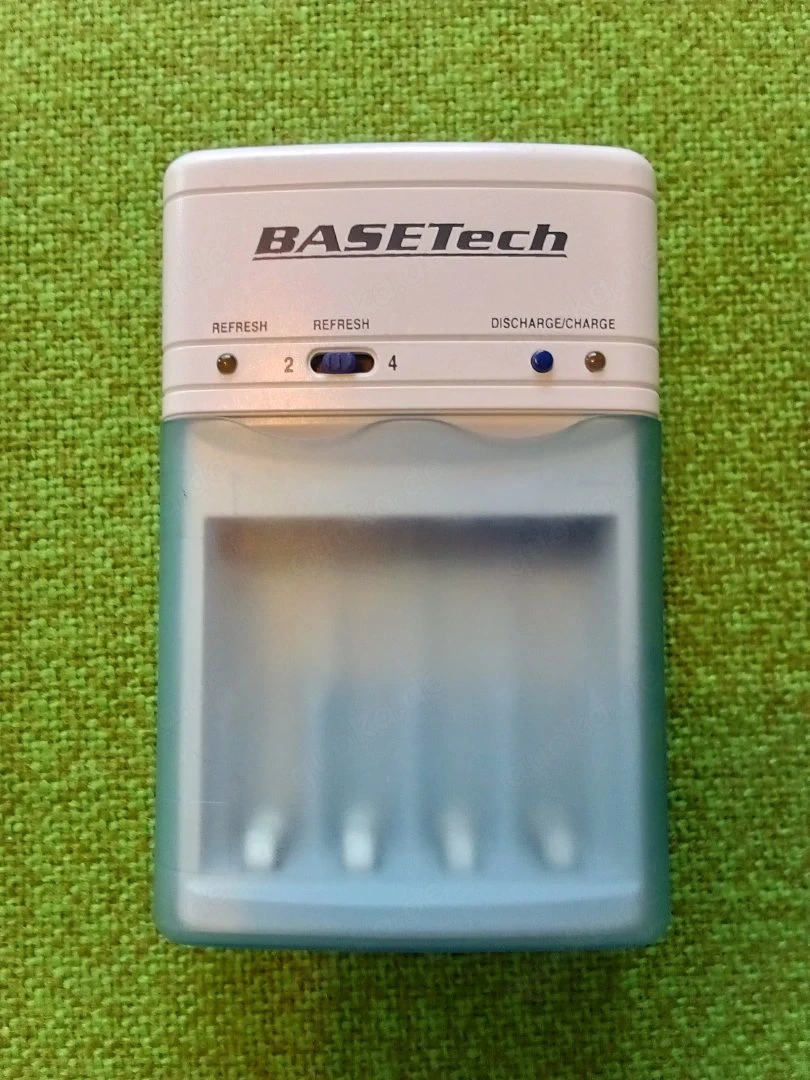 Schnellladegerät BaseTech für Mignon (AA) & Micro (AAA) Akkus, inkl. Car-Adapter