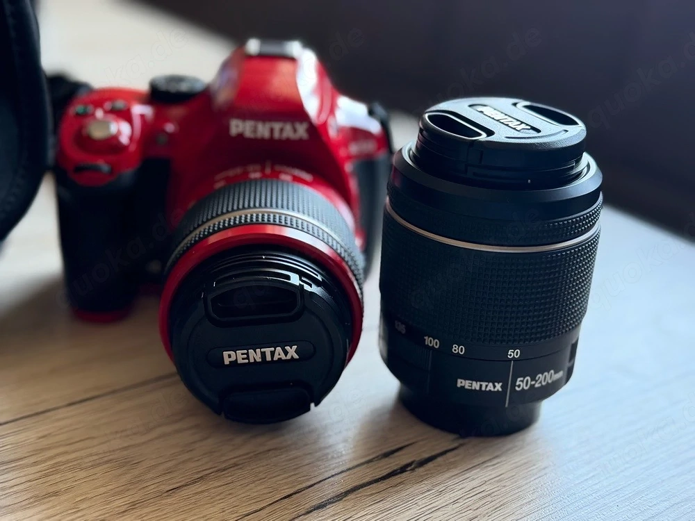 Pentax Kamera mit Objektiv - Rot