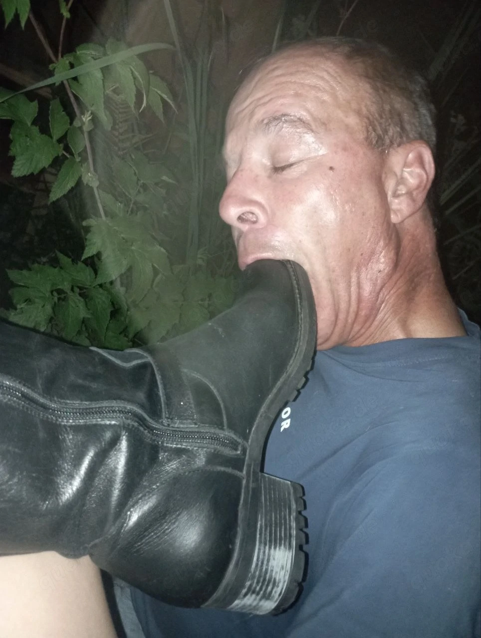 Stiefelknecht reinigt ihre Stiefel!
