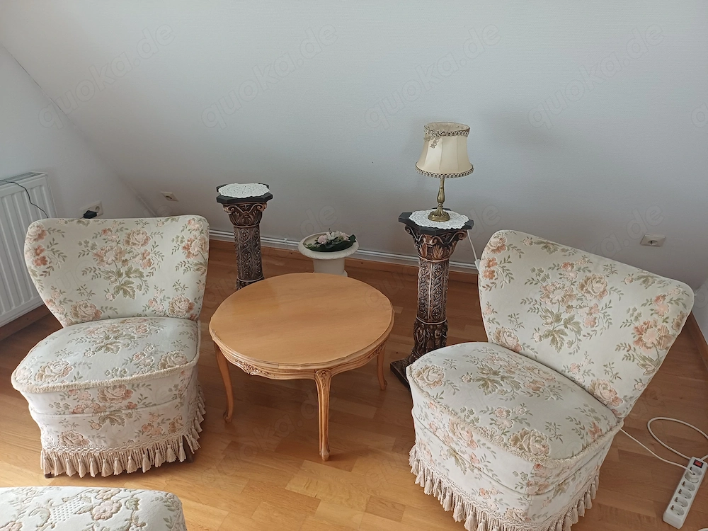 Elegante französische Stilmöbel   2 Sessel, floral mit Tisch