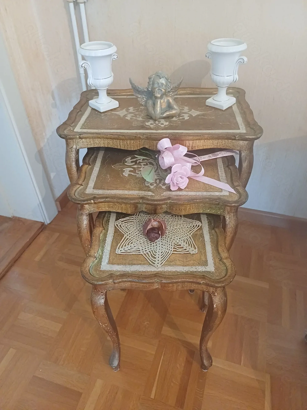 3 Satztische im klassischen Stil   Beistelltische   Goldverziert