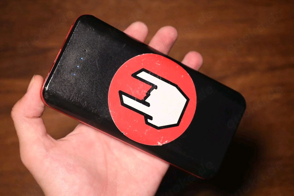 Powerbank schwarz mit Sticker