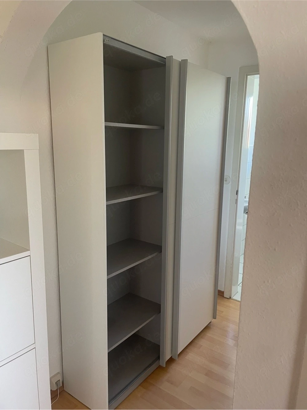 Weißer Wandschrank mit Schiebetüren