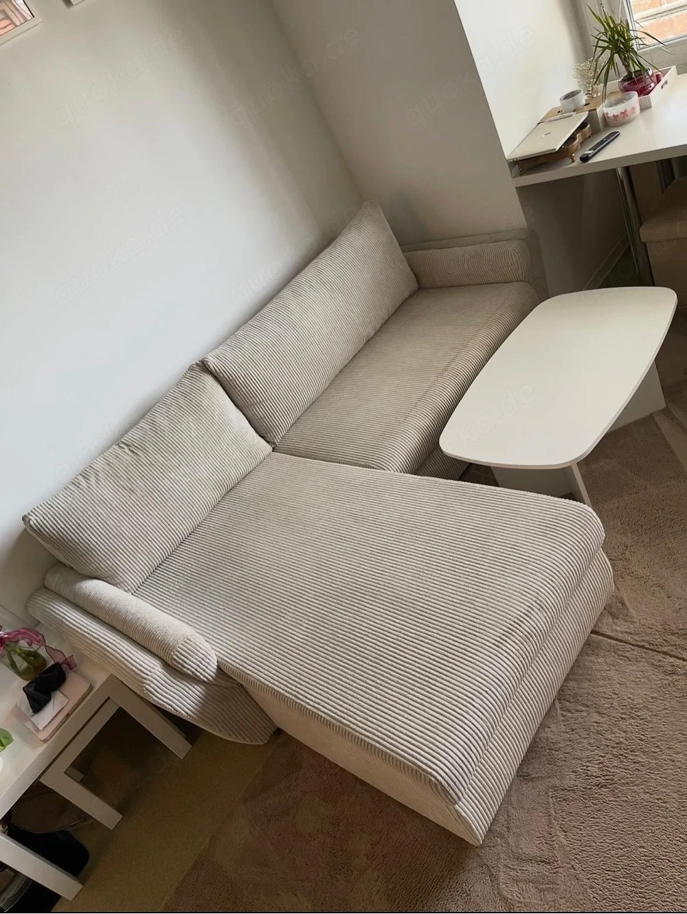Ecksofa mit Schlaffunktion, Couchtisch und 3 Teppichen