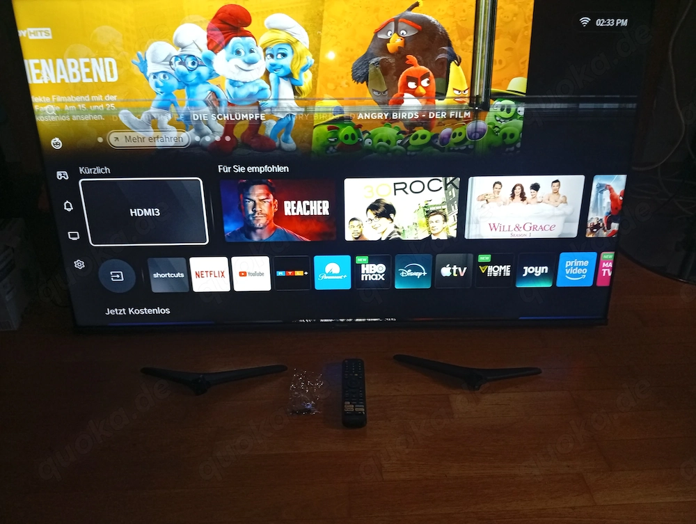 LCD TV Hisense 55 Zoll Bildschirm etwas Kaputt mit Standfüßen und Schrauben