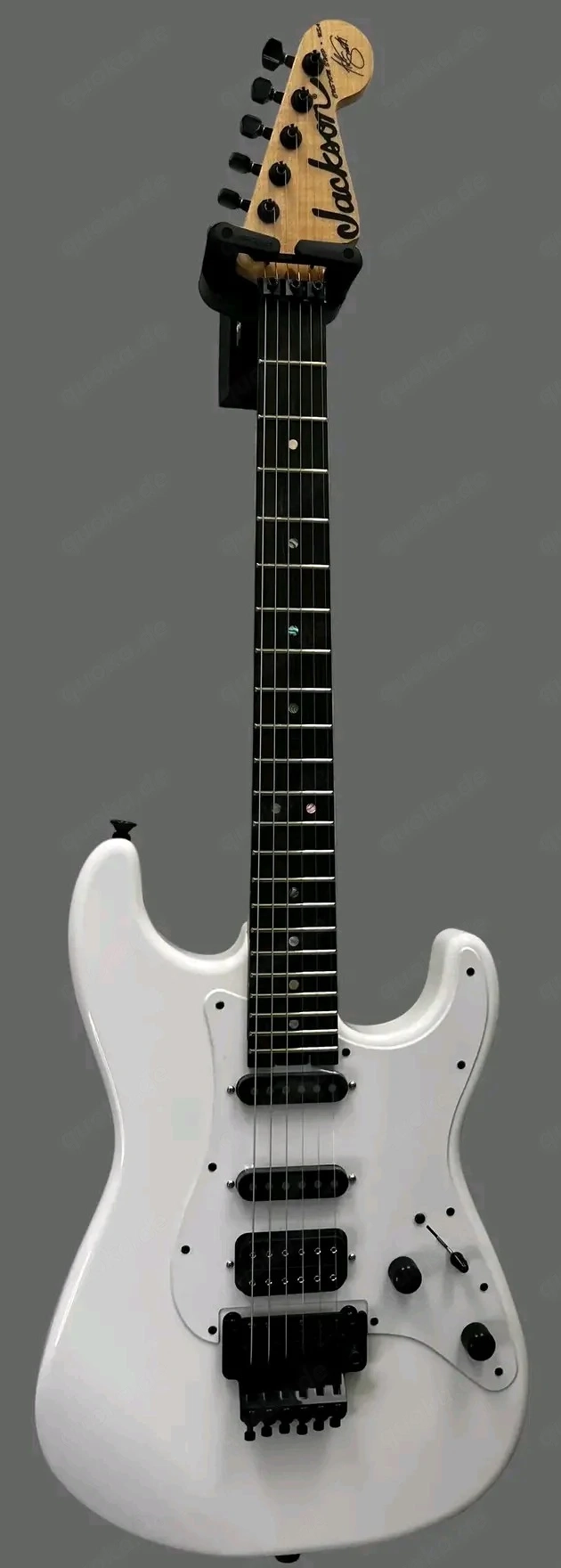    Weiße E-Gitarre zu verkaufen   sehr gepflegter Zustand!    Ich verkaufe eine schöne weiße E-Gitar