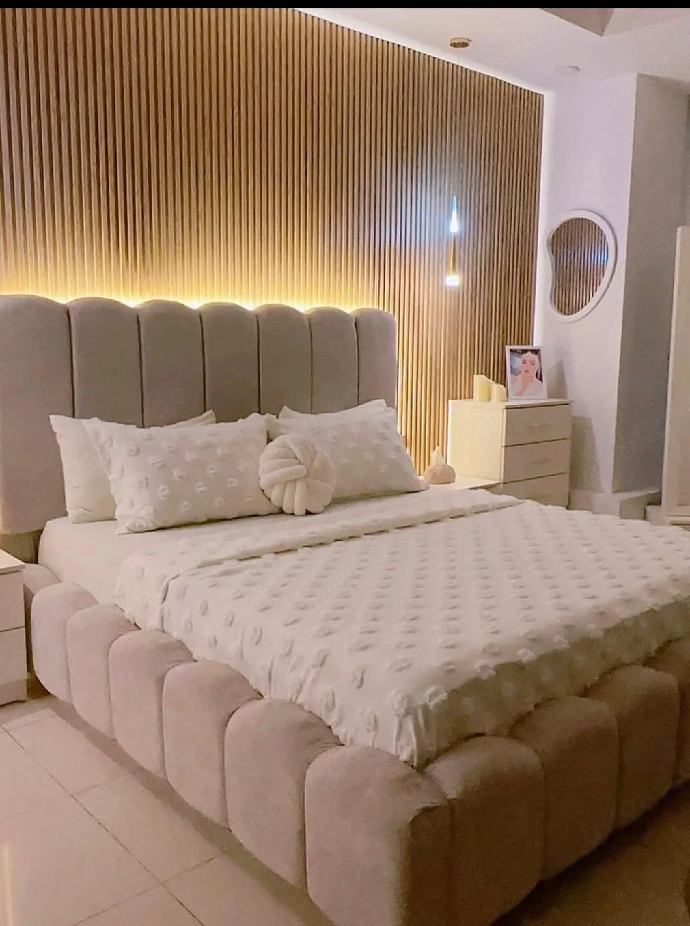 Luxuriöses, Gestepptes Polsterbett mit LED-Kopfteil   Modernes Design