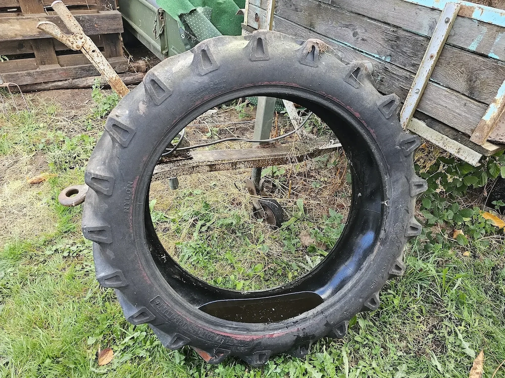 Ausgedienter Traktorreifen